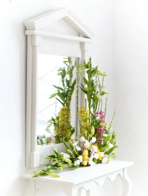 Osterdeko mit Frühlingsblumen spiegel toilettentisch
