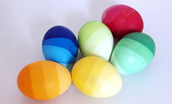 Ostern eier bemalen bunt farben wasser blass