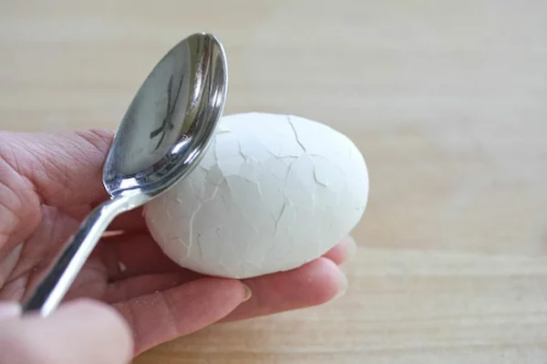 Ostern eier bemalen bunt gebrochen eierschale löffel