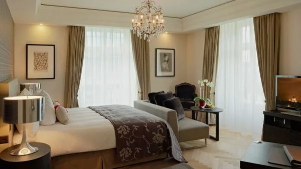 luxus hotelzimmer braunes bett