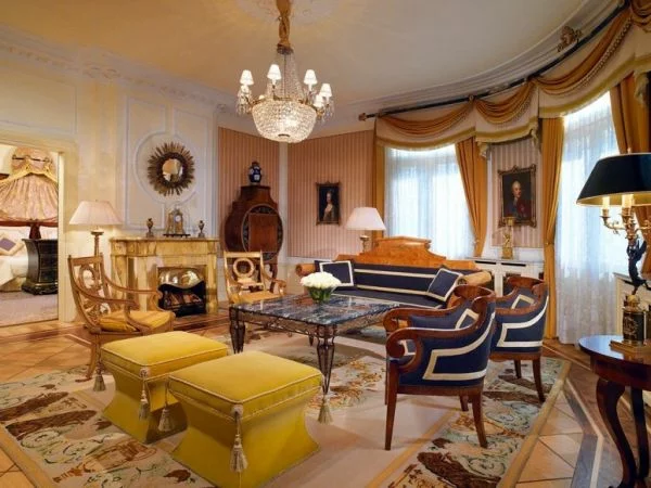 luxus hotelzimmer gelbe hocker