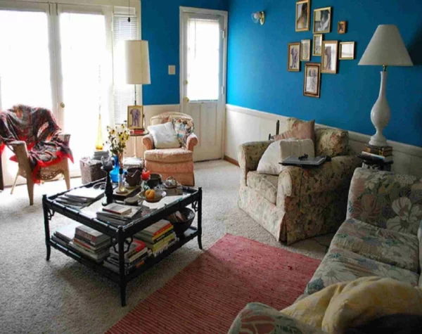 wandfarben wohnzimmer vintage stil sofa sessel floral blau wand