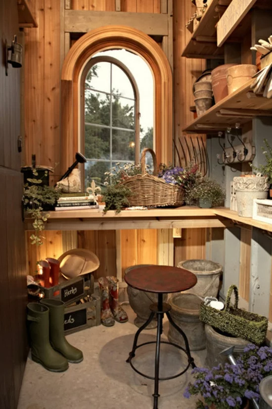 gartenhaus aus holz bauen zimmerpflanzen gartenutensilien gartenarbeit 
