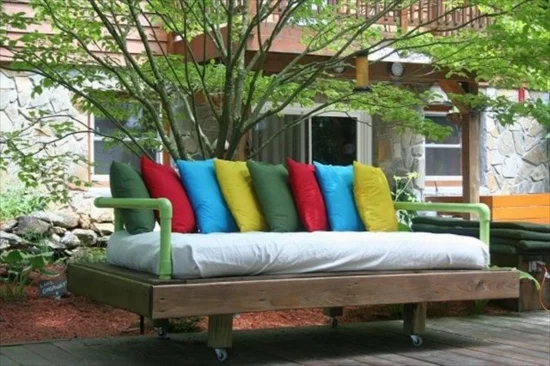 gartenmöbel basteln paletten bank sofa bunte kossen rollen auflage