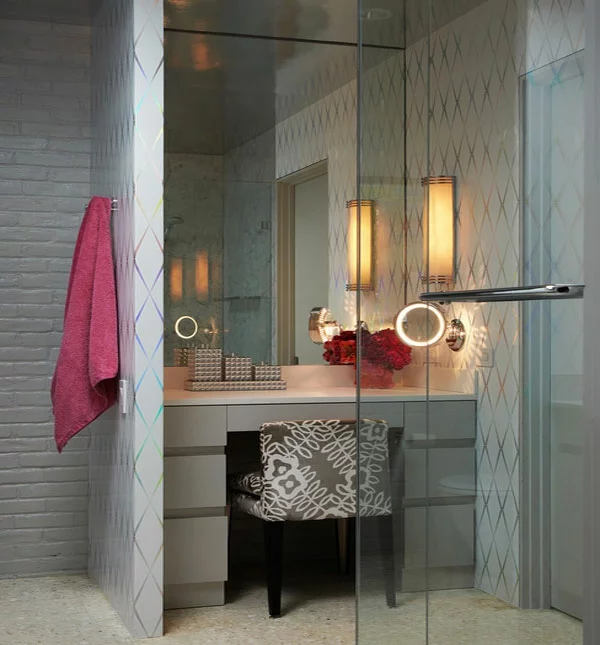 stilvolle frisierkommode im badezimmer spiegel dekoideen tuchhalter