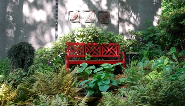 Gartendeko aus Metall und Rost industriell traditionell rot bank