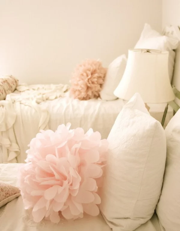  rustikales schlafzimmer Rosa Farbgestaltung betten kissen