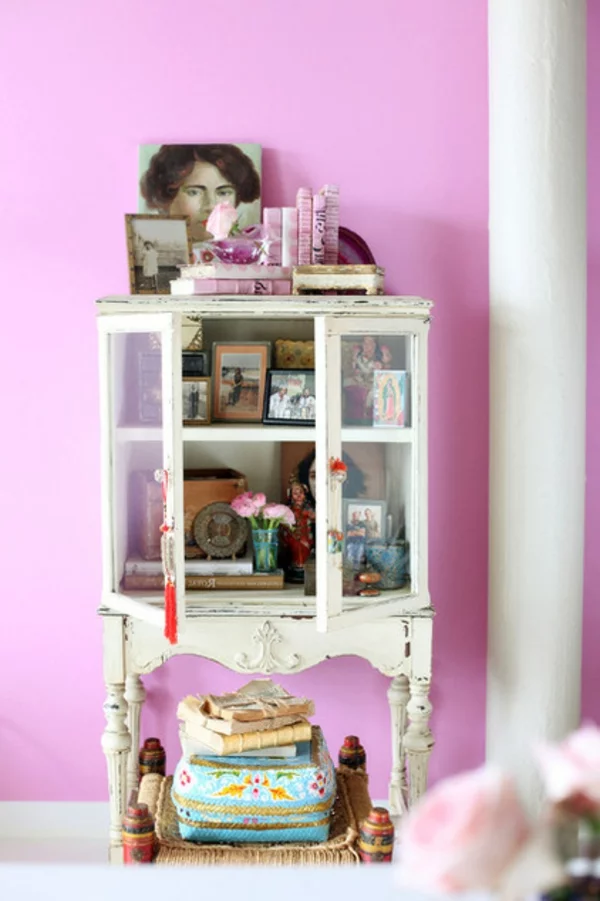 wandgestaltung wohnzimmer Rosa Farbe  regale schrank glas