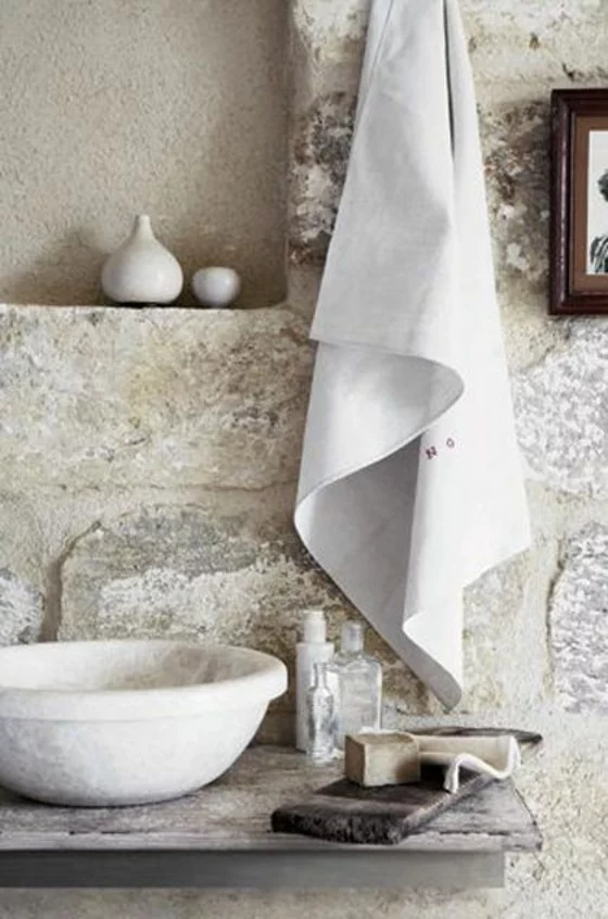rustikale badezimmer möbel waschbecken handtuch steinwand