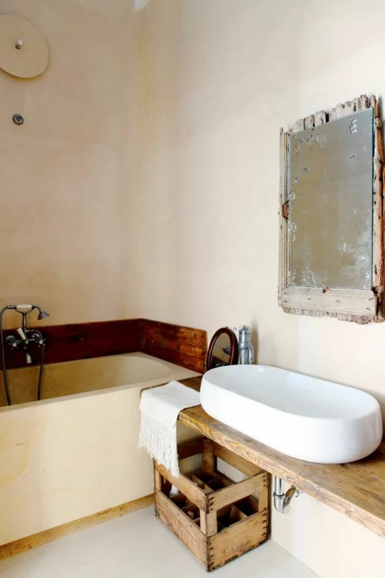 rustikale diy badmöbel badezimmer holzkiste badewanne wandspiegel