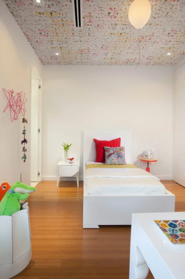 schlafzimmer kinderzimmer zimmerdecke gestalten farbige tapeten muster