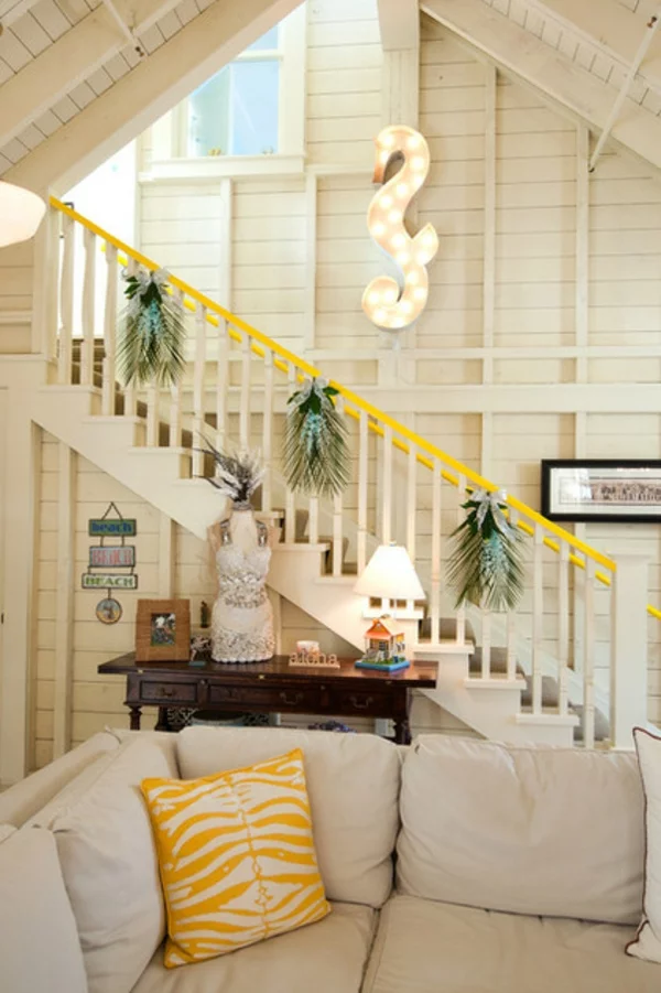 wandfarbe gelb farbgestaltung treppenhaus dekokissen farbakzente