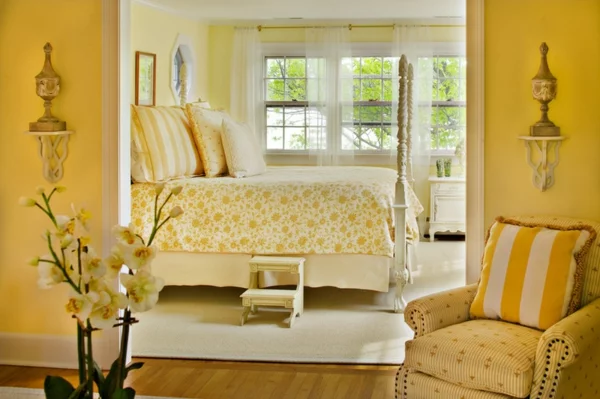 wandfarbe gelb schlafzimmer farbgestaltung wände streichen bettwäsche muster
