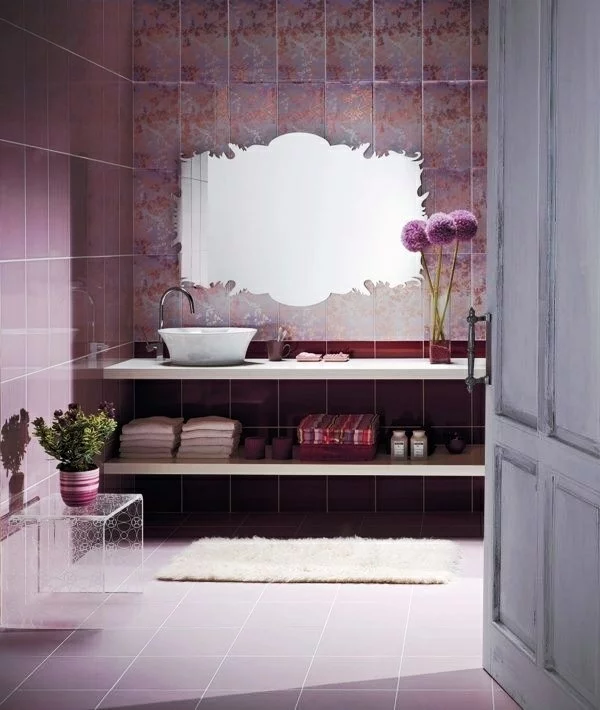 lila badezimmer designideen modern freistehende spüle dekoration tücher 