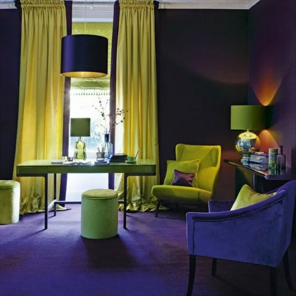 lila zimmer interior design ideen gelbe akzente sessel hocker teppich plüsch