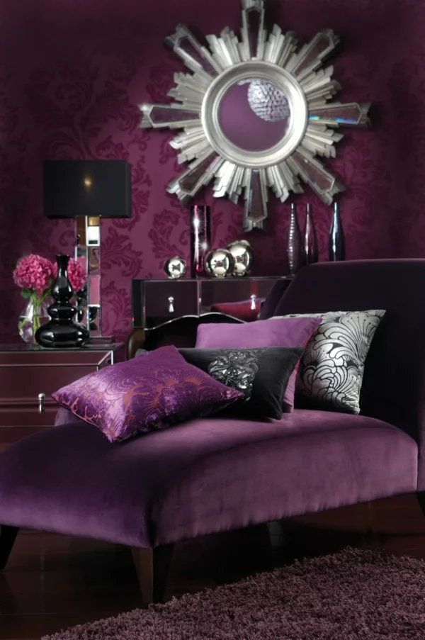luxus lila zimmer design ideen sessel dekokissen spiegel