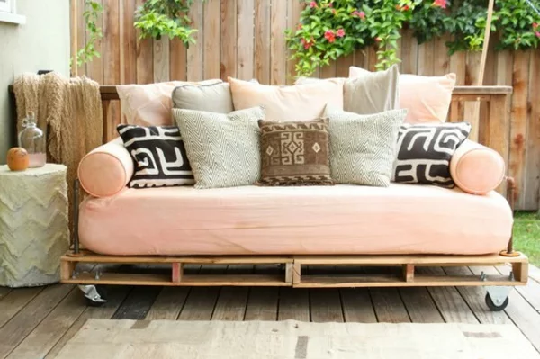 möbel aus holzpaletten selber basteln sofa rosa kissen