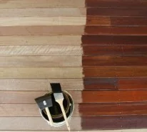 Terrasse neu gestalten – Erfrischen Sie Ihre Holzveranda, indem Sie die Terrassendielen streichen