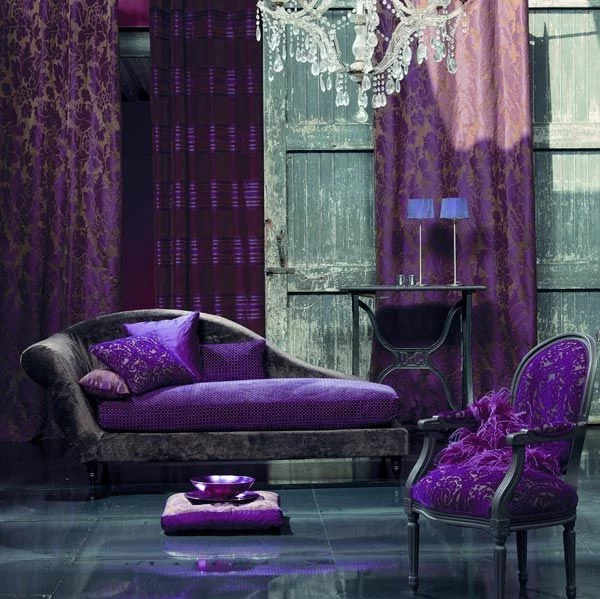 wohnideen lila zimmer sofa sessel gardinen tisch 