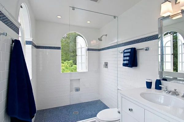 badezimmer weiße badmöbel duschwand blaue akzente