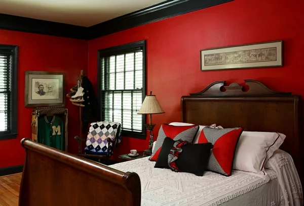 eklektisches schlafzimmer rote wandgestaltung holzbett 