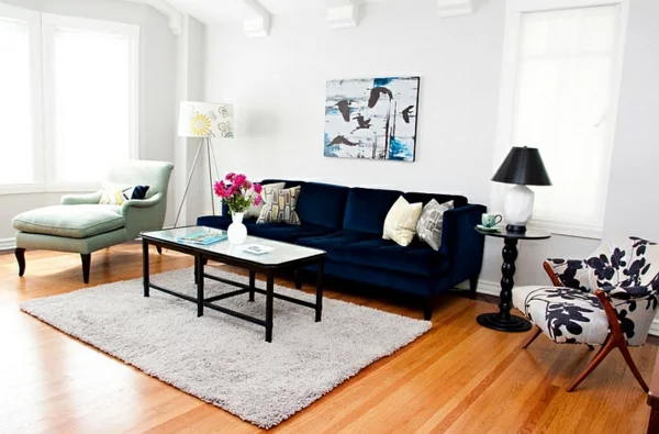 eklektisches wohnzimmer blaues sofa teppich 