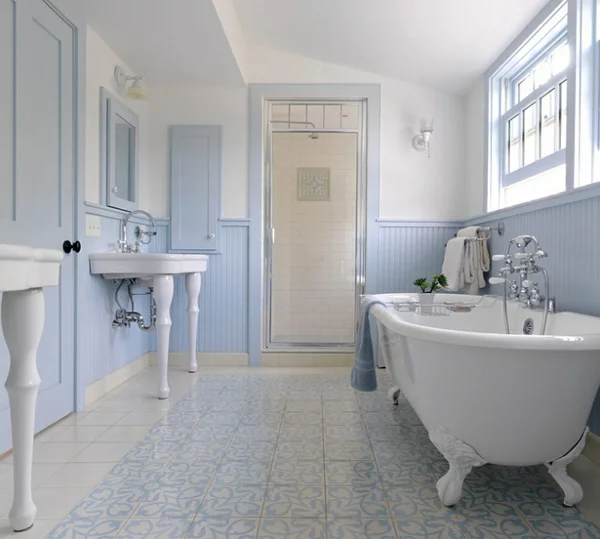 innendesign blau und weiß badezimmer bodenbelag