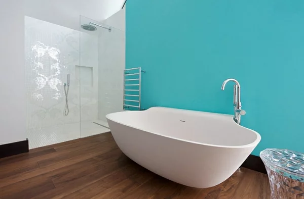 blau und weiß badezimmer freistehende badewanne