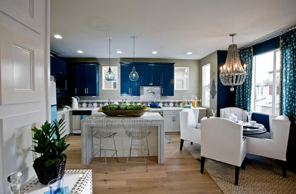 innendesign blau weiß traditionelle küche esszimmer