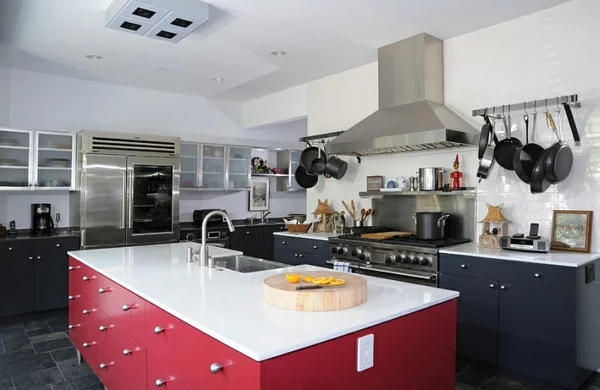 küchen rote kücheninsel schwarze küchenschränke weiße regale