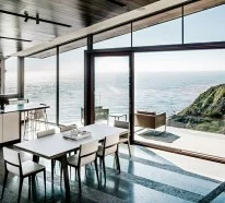 Modernes Architektenhaus an der Pazifikküste mitten in der Natur