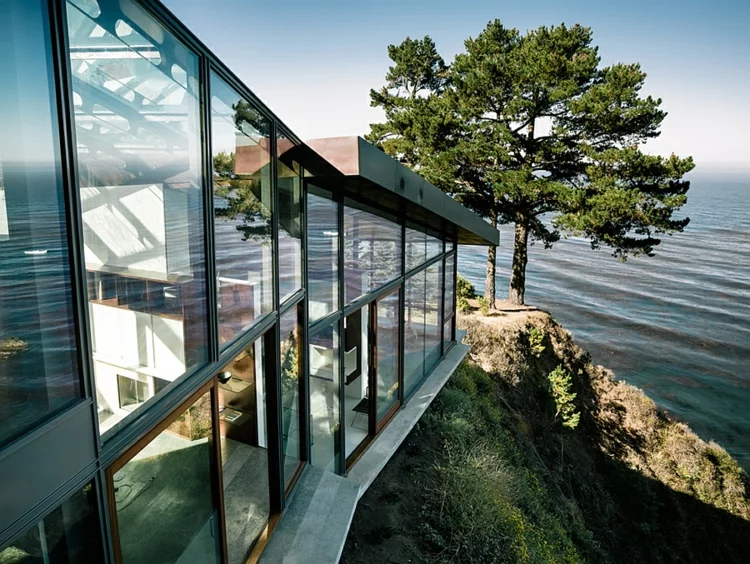 modernes-architektenhaus-glaswände-pazifikküste-kliff-grüne-architektur