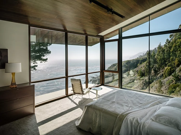 modernes-architektenhaus-glaswände-schlafzimmer-nachhaltige-architektur