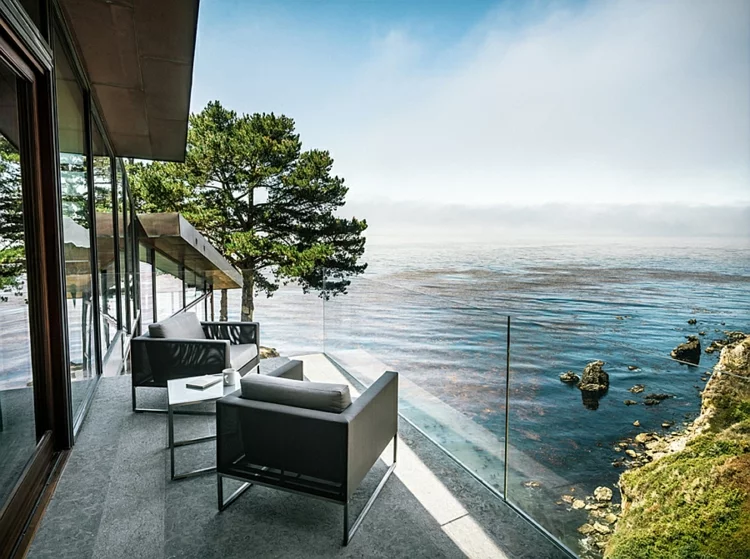modernes-architektenhaus-mit-meerblick-glaswände-terrassengestaltung-pazifikküste