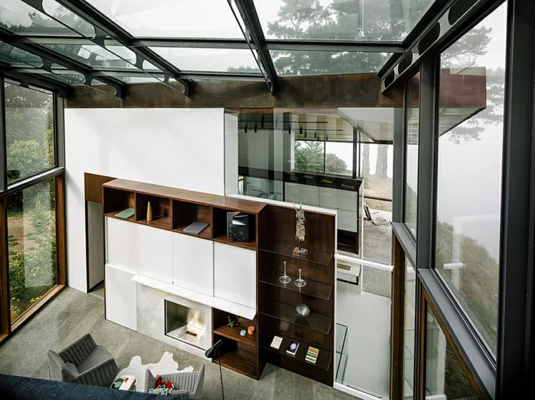modernes-architektenhaus-mit-meerblick-glaswände-wohnwand-regalsysteme-aus-holz