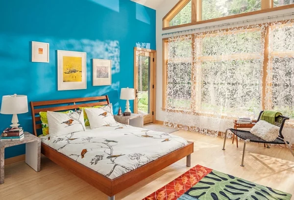 schlafzimmer innendesign gardinen blaue wandgestaltung