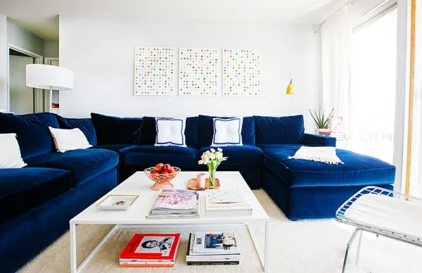 innendesign blau und weiß wohnzimmer blaues sofa