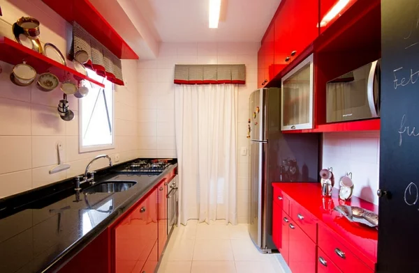 wohnideen küche rote möbel schwarze oberfläche