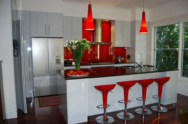 moderne küche weiße kücheninsel rote barhocker pendelleuchten