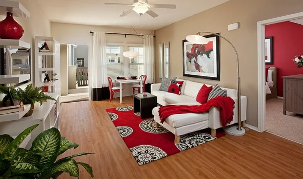 wohnideen wohnzimmer weißes sofa roter teppich schwarzer tisch