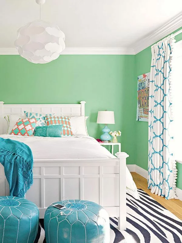 farbgestaltung schlafzimmer wände streichen teppich zebramuster sitzkissen deckenfarbe weiß