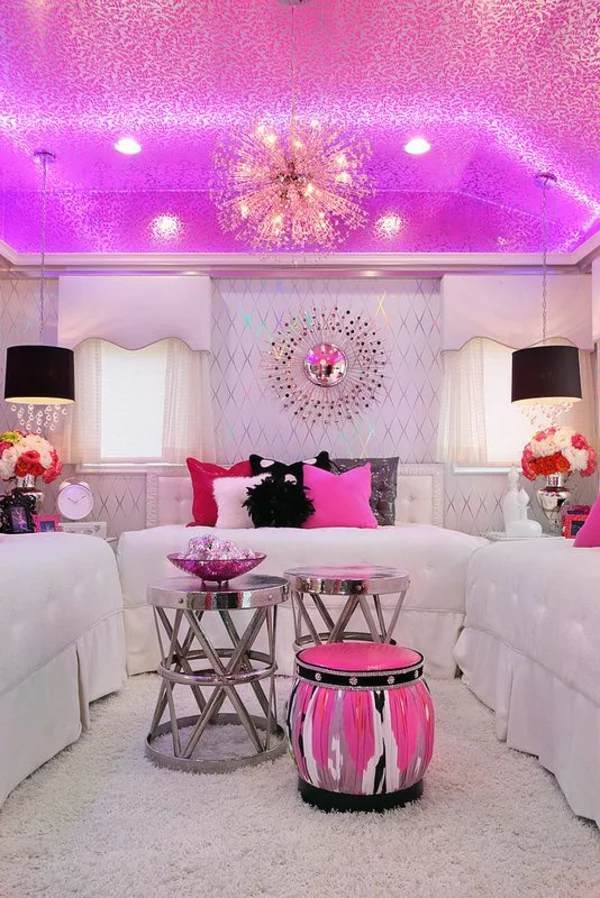jugendzimmer mädchen rosa decke weiße sofa beistelltische