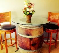 Weinfass Stehtisch und viele andere DIY Möbel, die man aus einem alten Fass selbst basteln kann