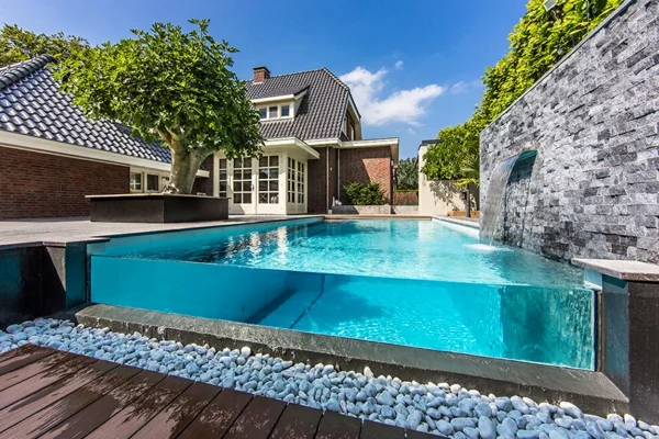 Wellness Einrichtung Schwimmbad im Garten glas