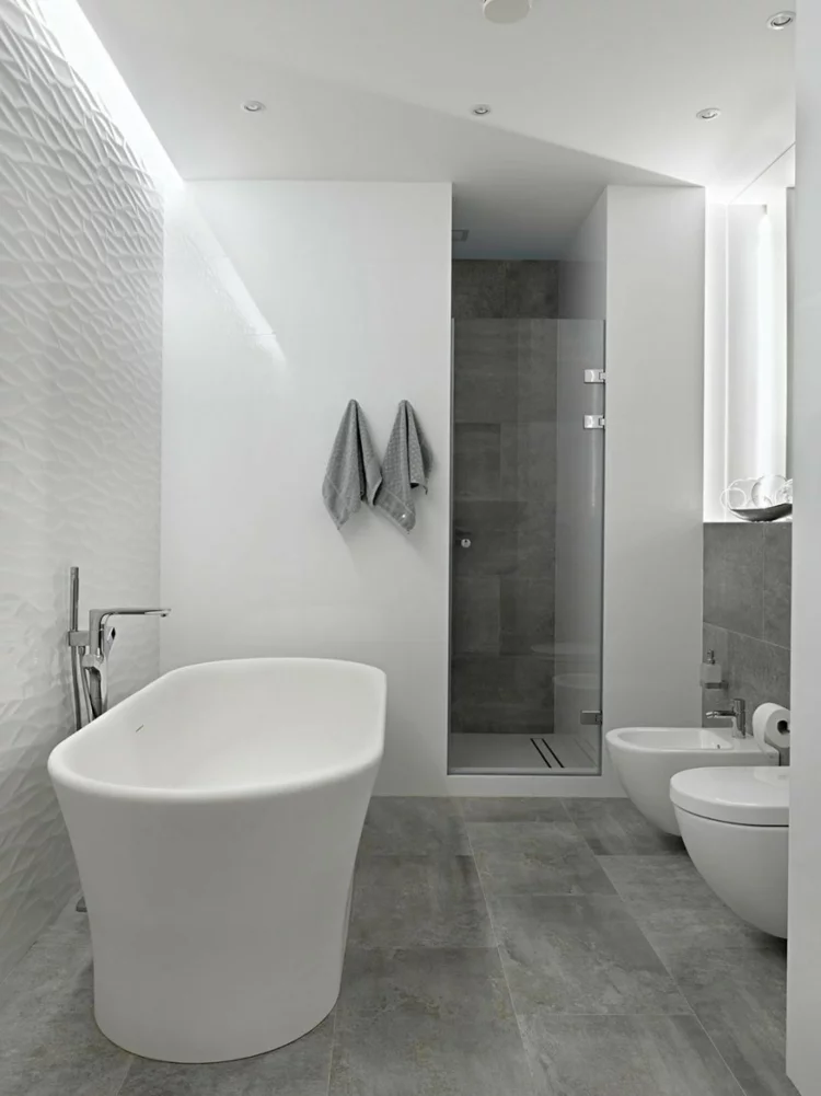 moderne badezimmer freistehende badewanne bodenfliesen betonoptik duschkabine