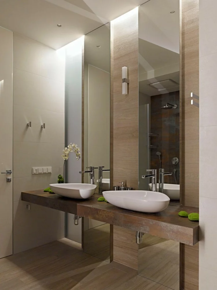 moderne badezimmer waschbecken holzoptik wandspiegel dusche holzboden