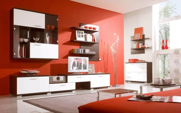 wohnzimmer mit rote tapeten