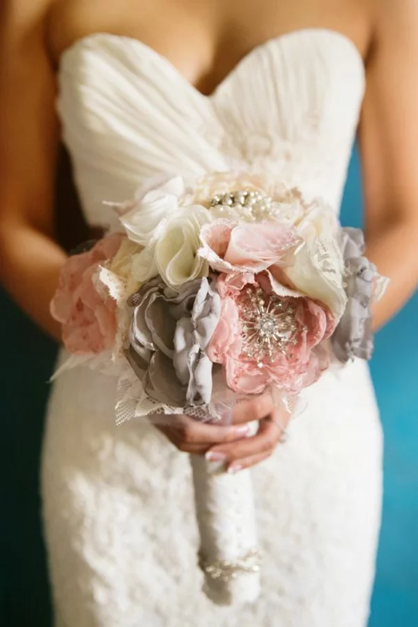 die perfekte DIY Hochzeit brautkleid dekoideen kunststoff blumen