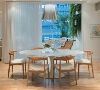 Esszimmertisch mit Stühlen, die ein modernes Ambiente kreieren
