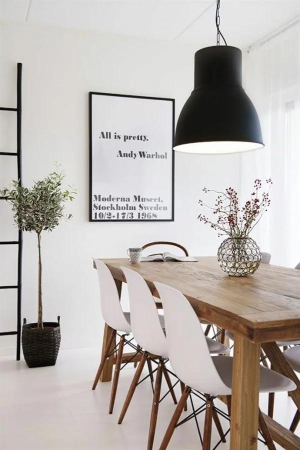 skandinavisches design esszimmer holz esstisch mit stühlen wanddeko pendelleuchte
